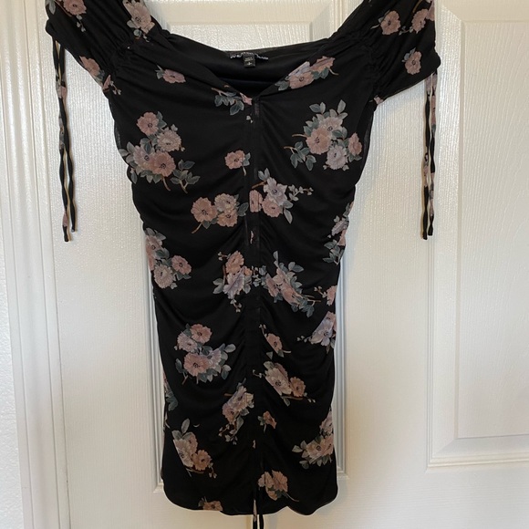 Express Women’s Cinched Bell Low Cut Top - Picture 1 of 2